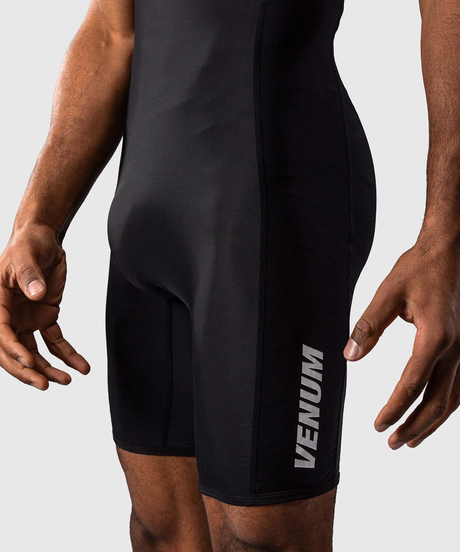 Combinaison de lutte homme Venum noire, tissu compressif et extensible pour performance optimale