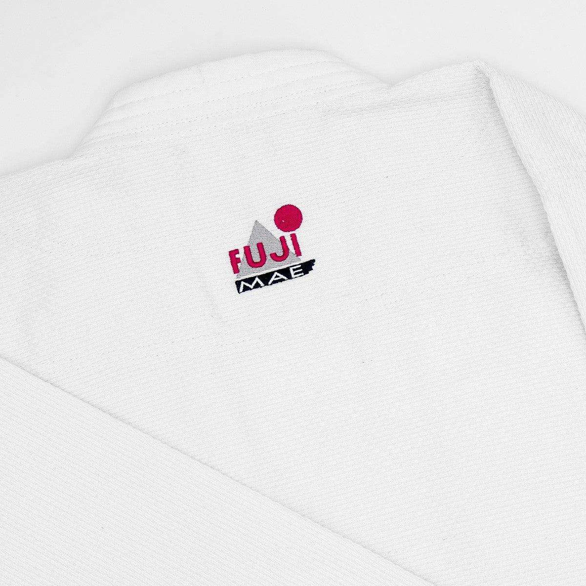 Close-up of white Keikogi Aïkido FUJIMAE gi fabric with FUJIMAE logo on collar