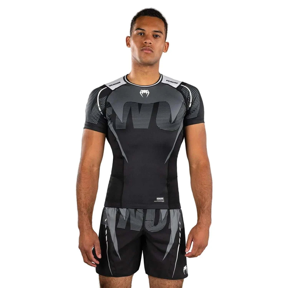 Rashguard Adrenaline Venum noir argent gris pour MMA et sports de combat