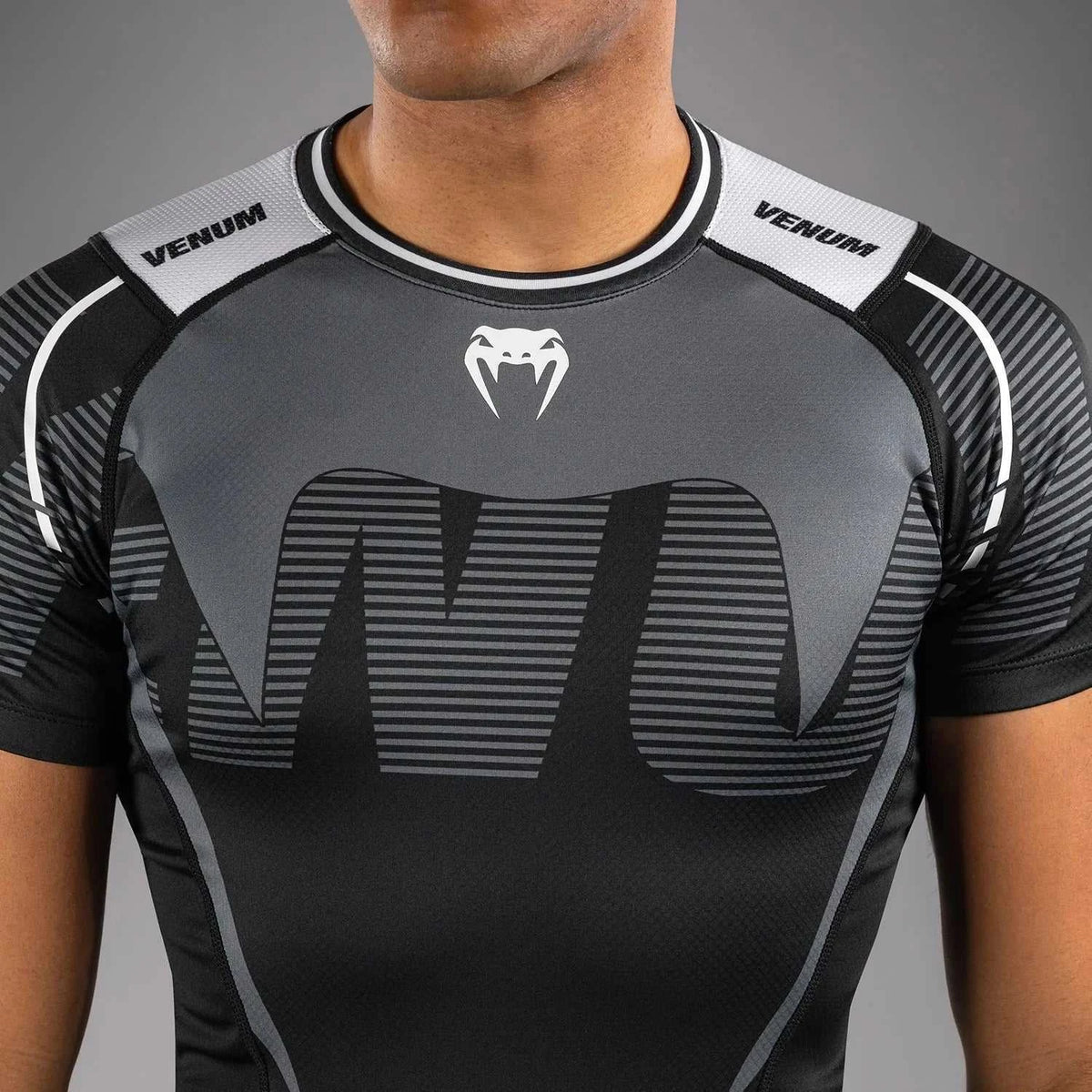 Rashguard Adrenaline Venum noir argent gris pour sports de combat et MMA