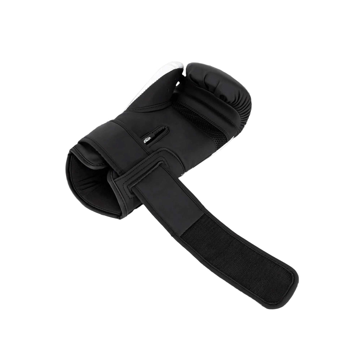Gants de boxe Venum Challenger 4.0 noir et blanc en cuir synthétique pour boxe, kickboxing et Muay Thaï.
