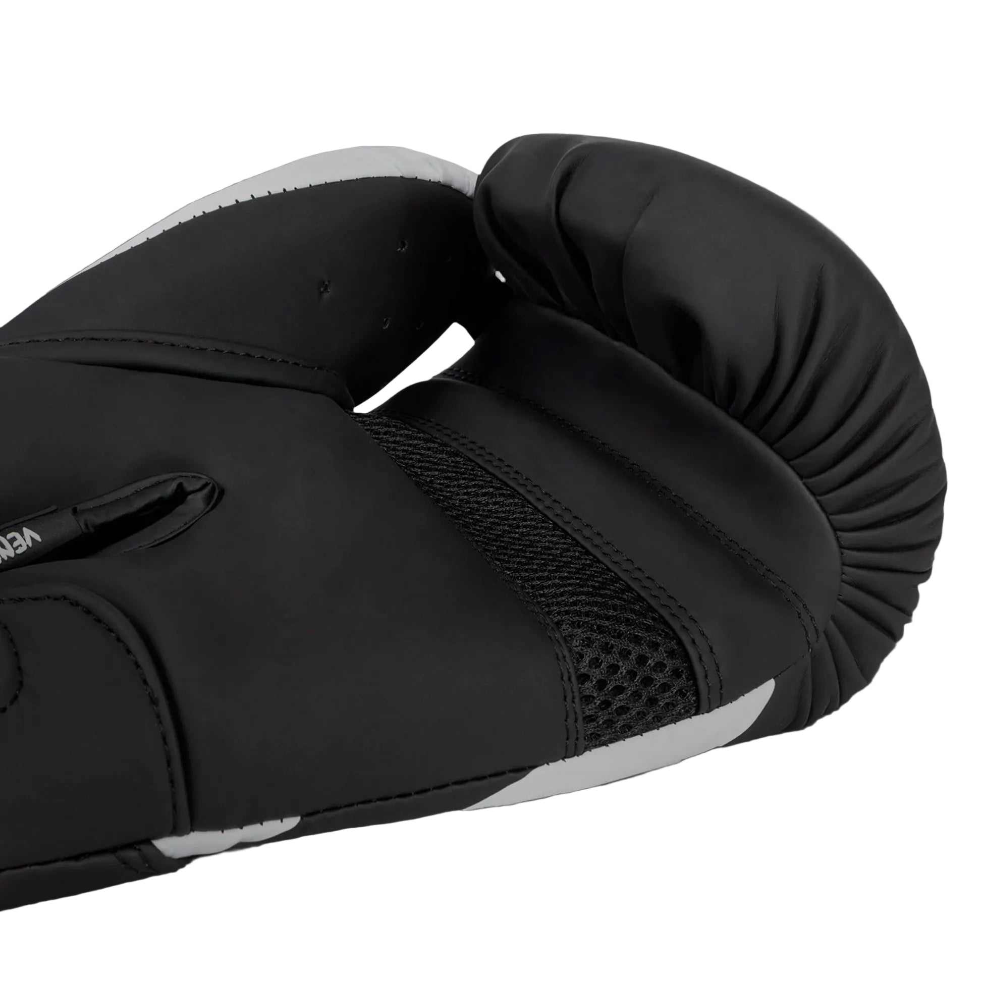 Gants de boxe Venum Challenger 4.0 noir et blanc en cuir synthétique avec mousse triple densité et velcro large pour entraînement boxe, kickboxing et Muay Thaï