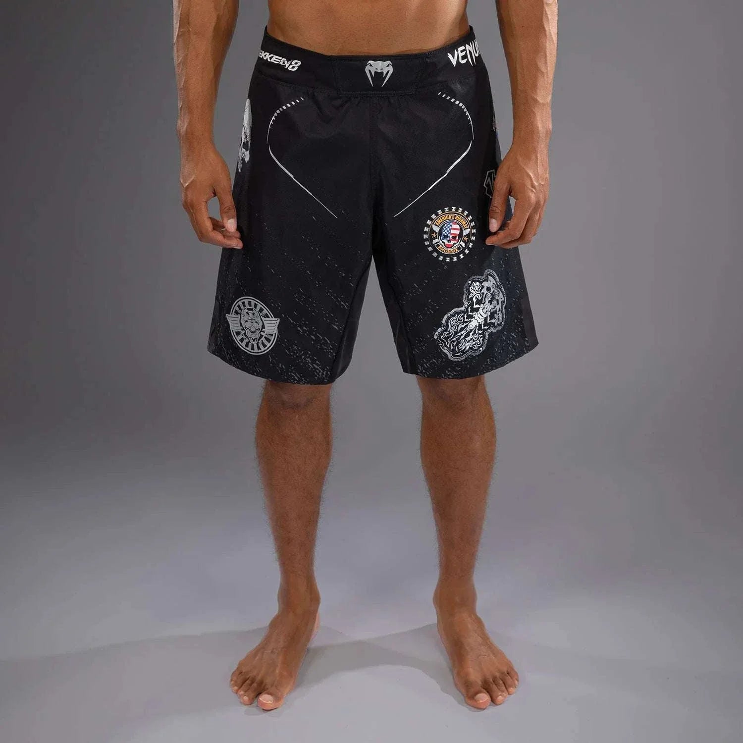 Short de combat Venum x Tekken 8 Paul Phoenix noir avec logos et patchs distinctifs