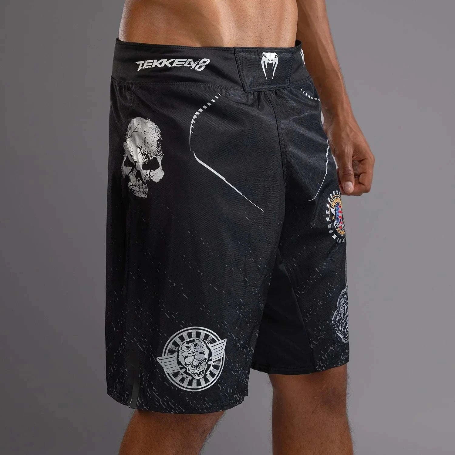 Short de combat noir Venum x Tekken 8 Paul Phoenix avec patch drapeau américain et crâne iconique