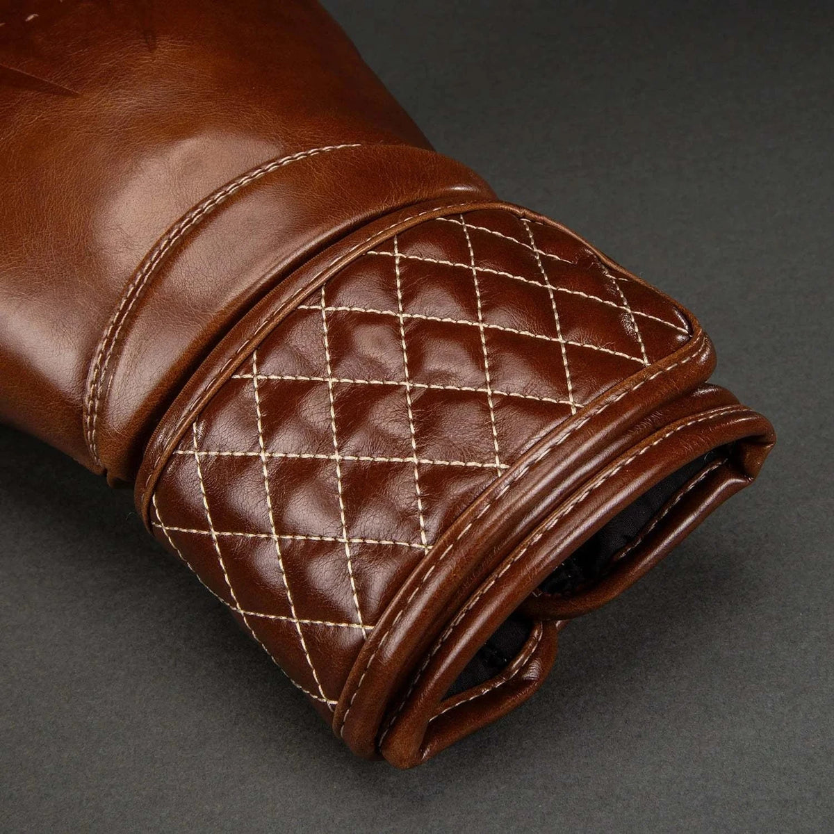 Gants de boxe Venum Impact Classic Havana brillant en cuir avec mousse triple densité pour protection et confort