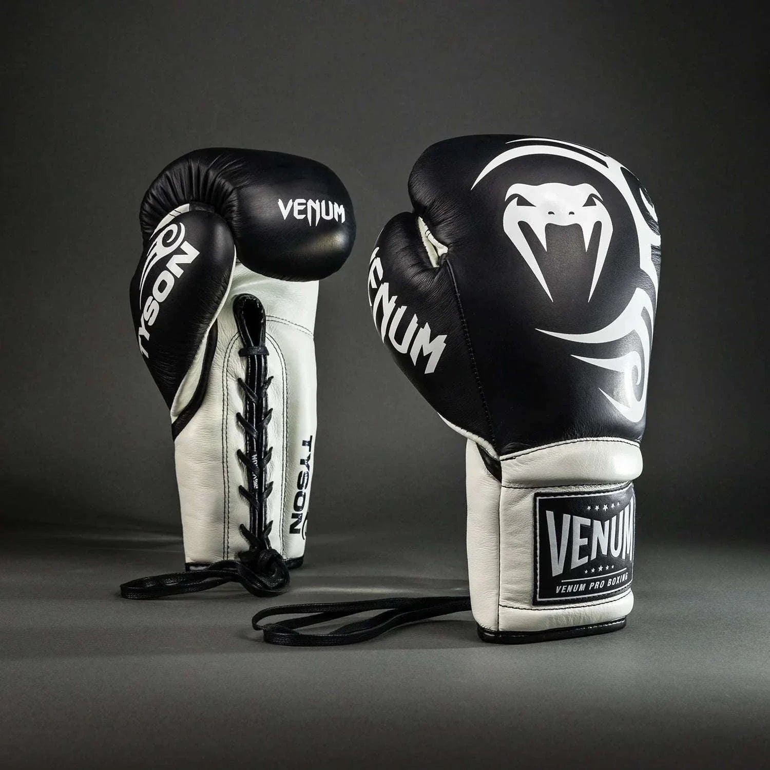 Gants de boxe pro Venum Giant 2.0 noirs et blancs inspirés de Mike Tyson en cuir Nappa argentin avec lacets