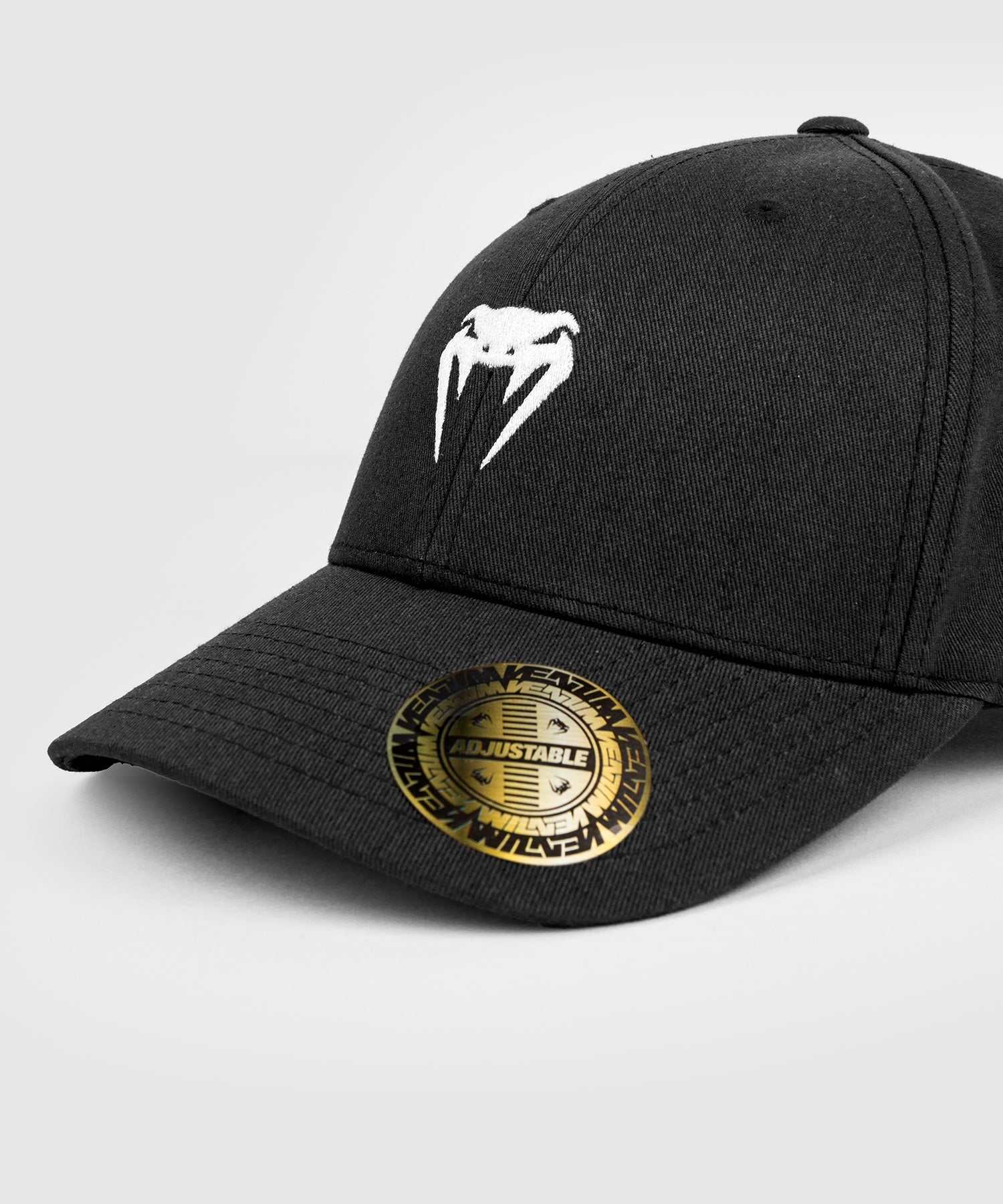Casquette Venum Classic 2.0 noire avec logo blanc brodé et étiquette d'authenticité, style baseball pour usage quotidien
