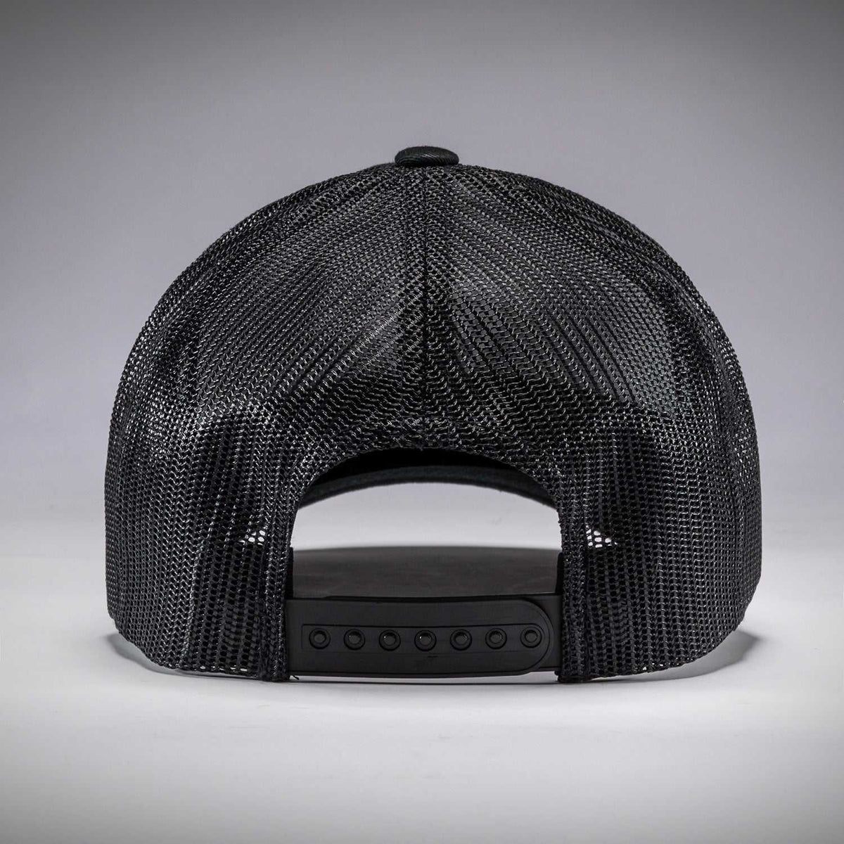 Casquette Venum Classic Trucker noire avec logo brodé blanc et maille respirante ajustable