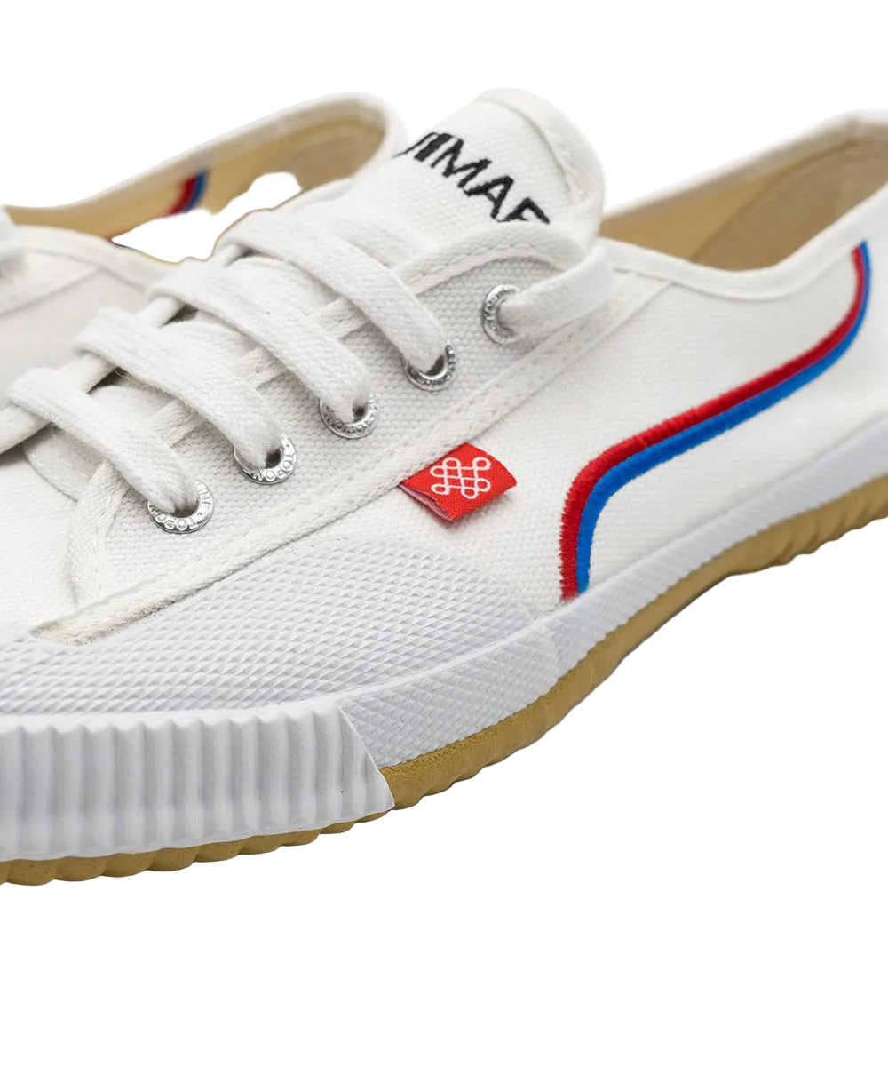 Détail du lacet et de la bande rouge et bleue des chaussures Shaolin FUJIMAE blanches
