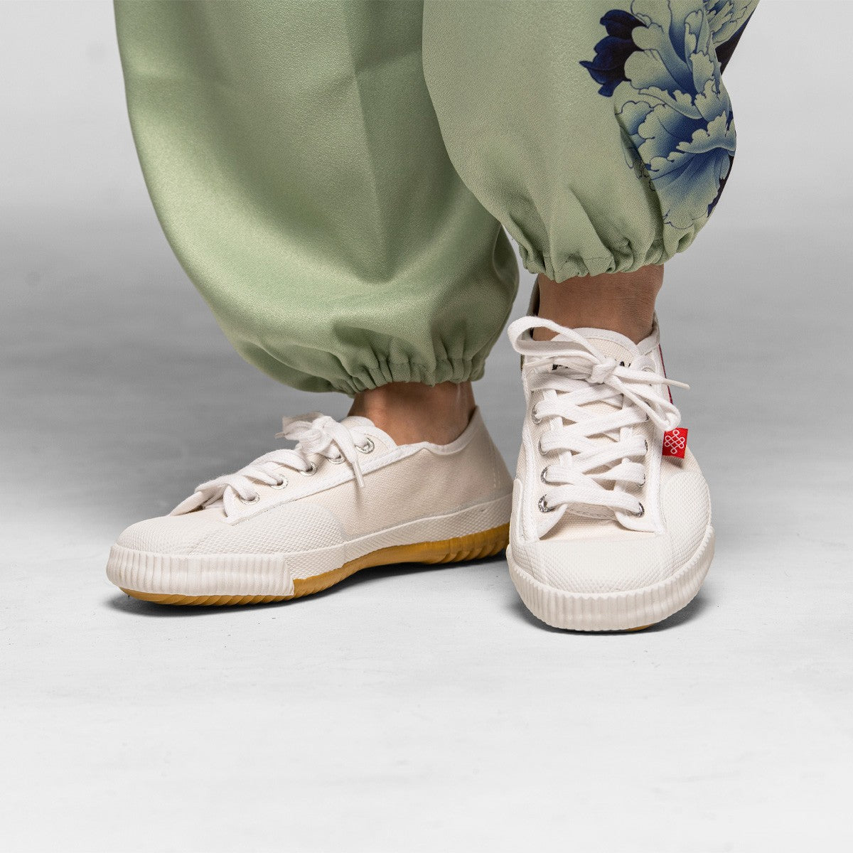 Vue de face des chaussures Shaolin FUJIMAE blanches à lacets portées aux pieds