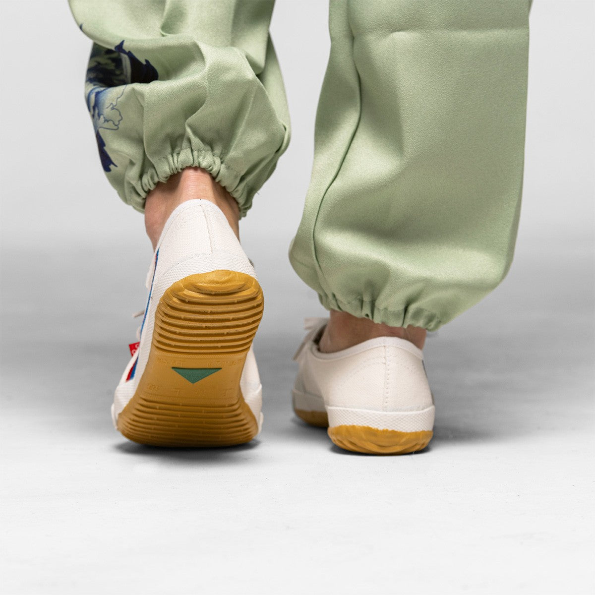 Chaussures Shaolin FUJIMAE blanches vues de dos avec leur semelle en caoutchouc crantée
