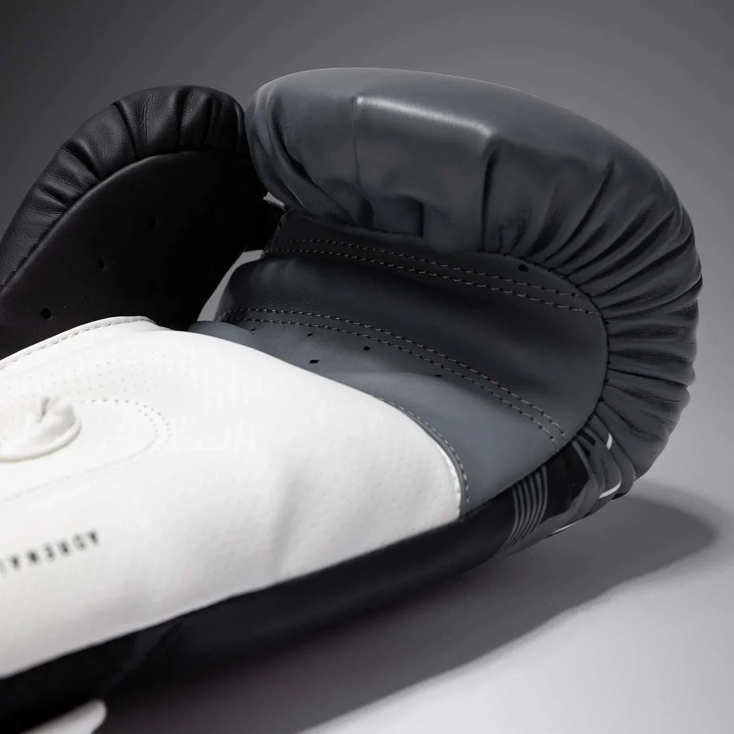 Gants de boxe Venum Adrenaline noirs argent gris pour boxe et sports de combat