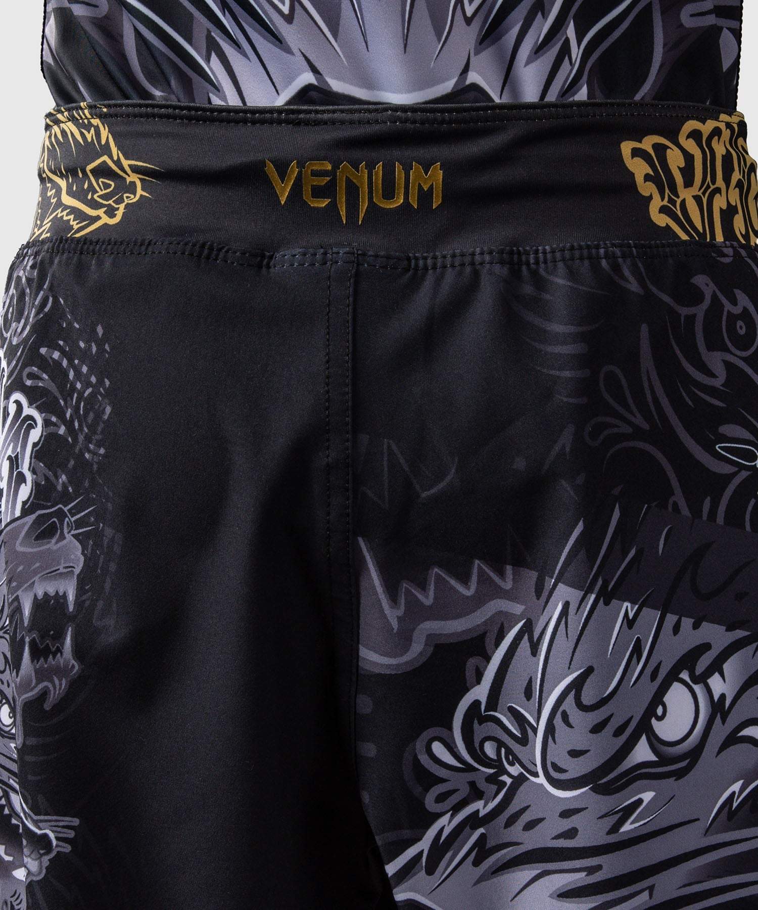 Fightshort enfant Venum Wolf Atak noir et gris porté à l'entraînement