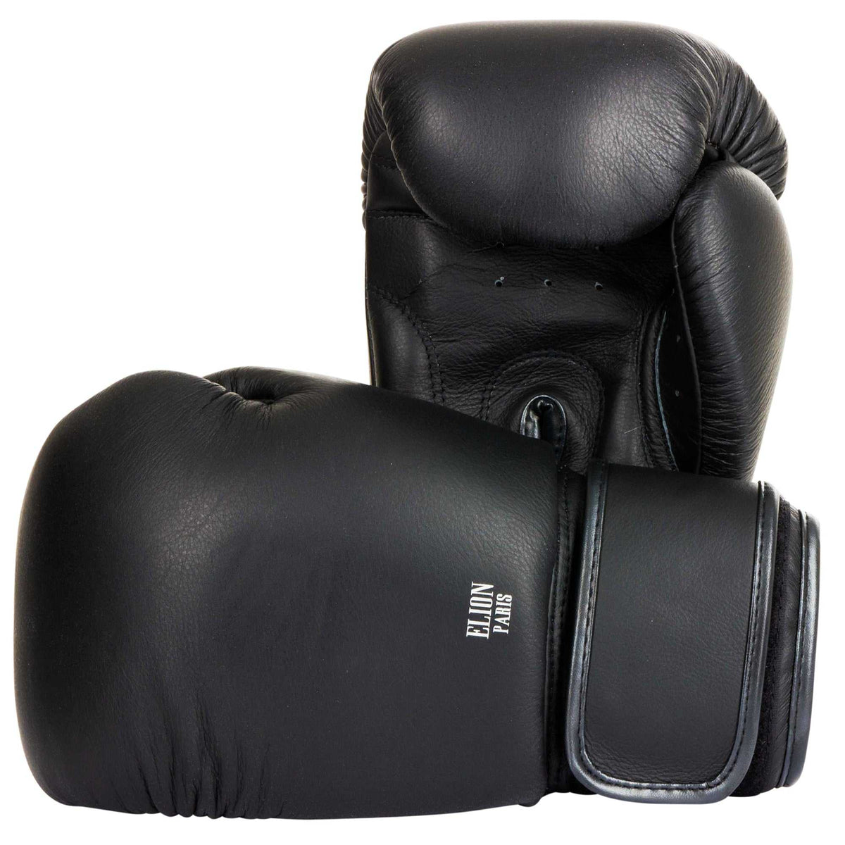 Logo argenté ELION Paris sur le gant de boxe noir mat