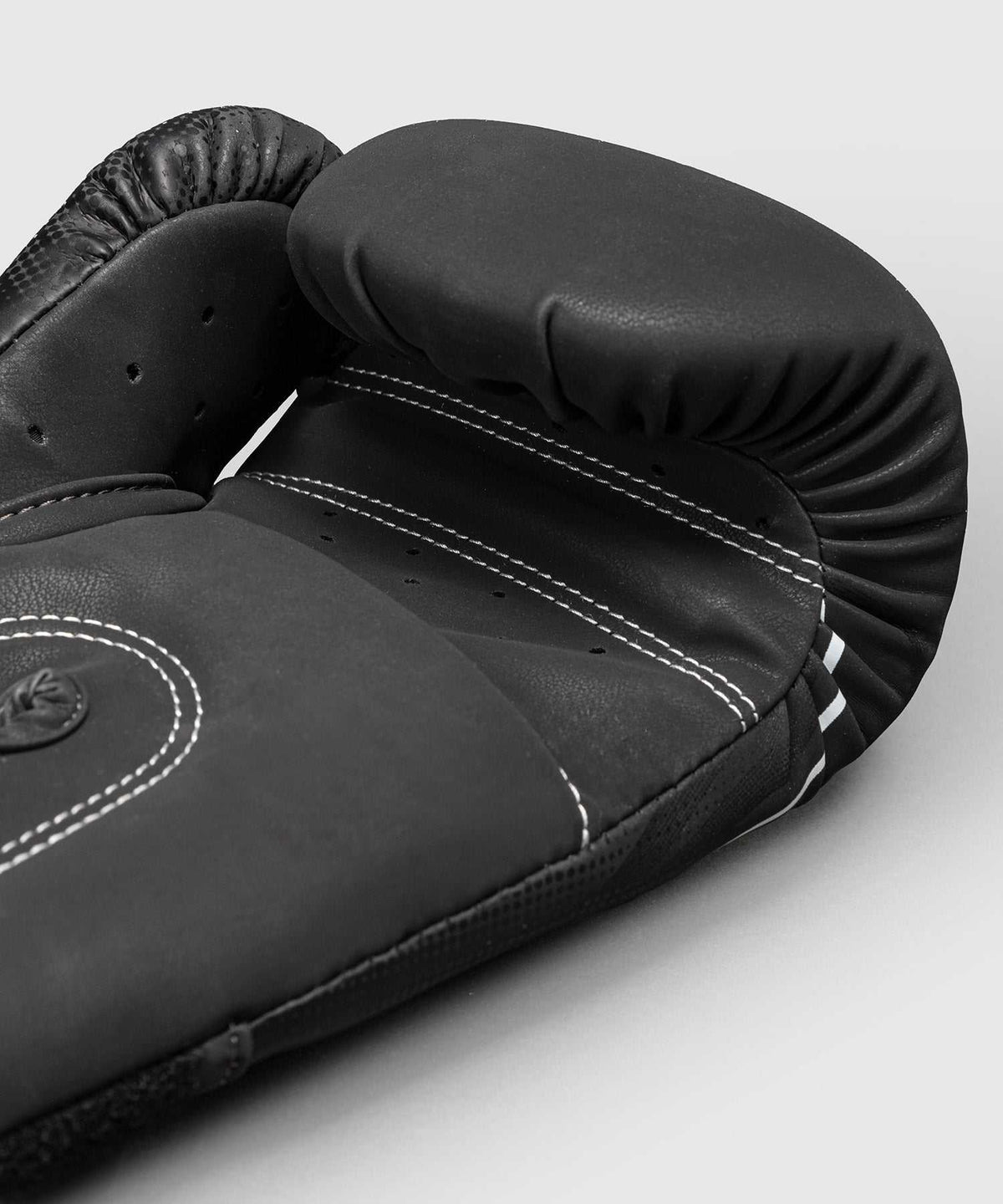 Gants de boxe Venum Stealth noir et blanc en cuir Skintex pour entraînement avec mousse multi-densité et micro-perforations