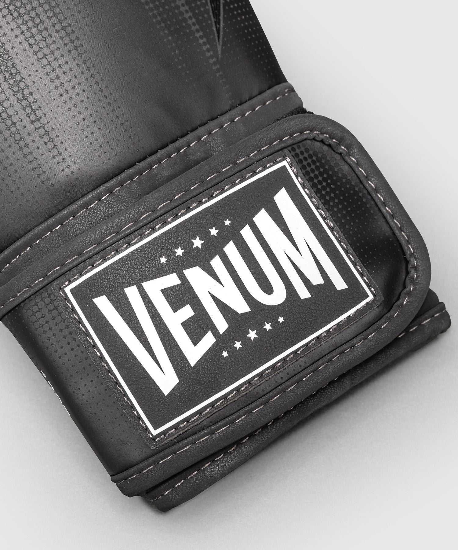 Gants de boxe Venum Stealth noirs et blancs en cuir Skintex avec mousse multi-densité et ventilation par micro-perforations pour entraînement régulier