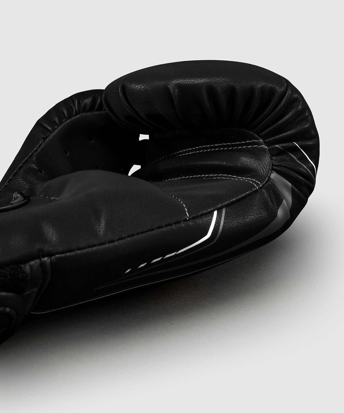 Gants de boxe Venum Streamline noir et blanc en cuir synthétique avec mousse triple densité
