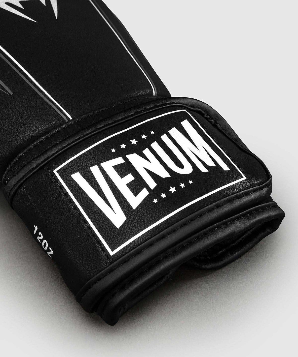 Gants de boxe Venum Streamline noirs et blancs en cuir synthétique avec mousse triple densité et ventilation renforcée