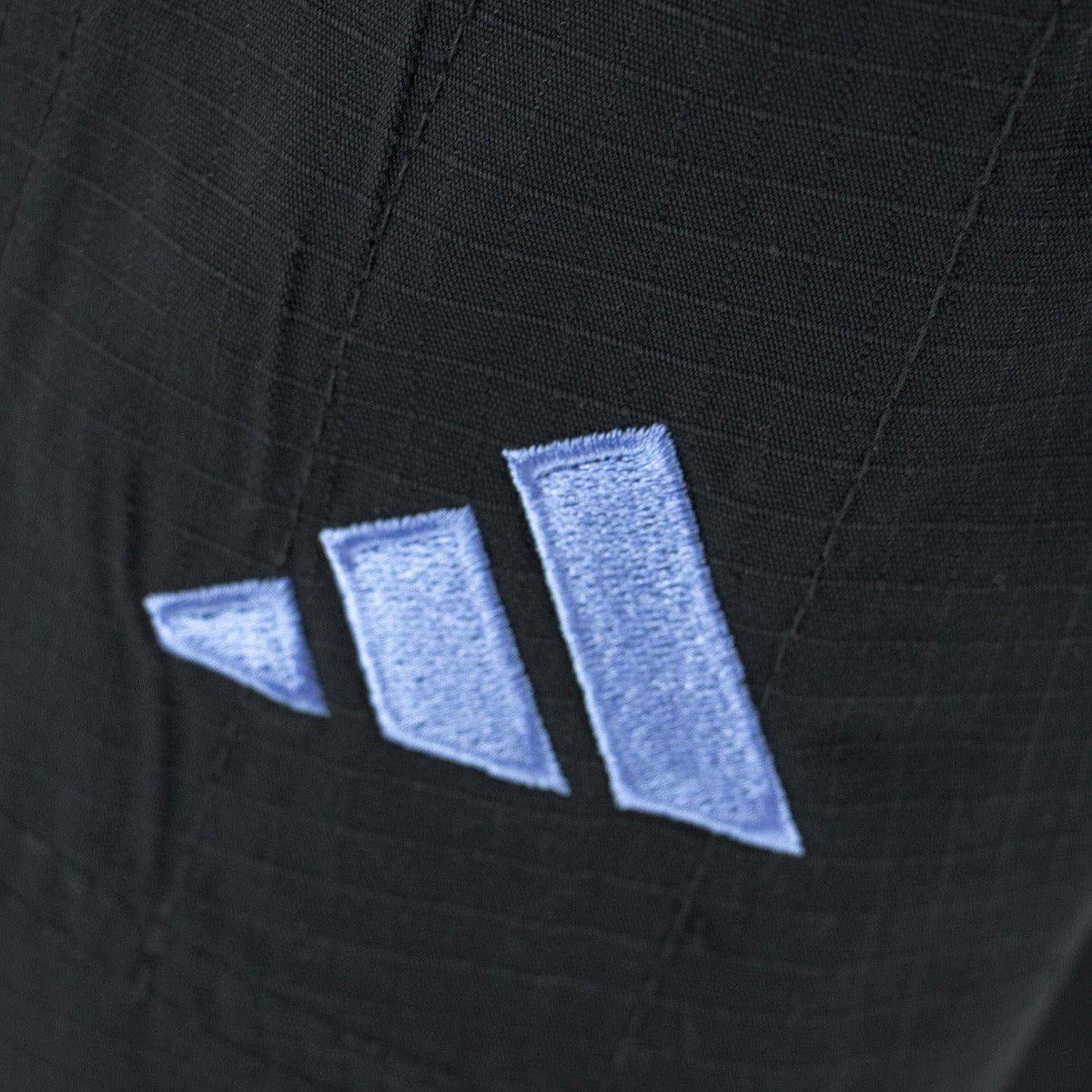 Détail du logo Adidas bleu brodé sur le pantalon noir en tissu ripstop du Kimono de JJB Adidas Contest 2.0.