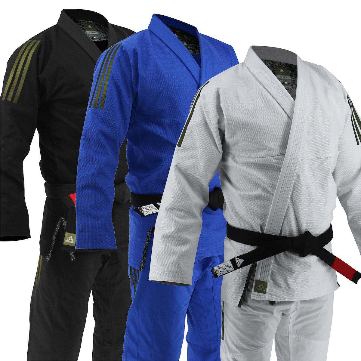 Trois kimonos de JJB Adidas Contest 2.0 en blanc, bleu et noir, conçus en matières résistantes avec détails bandes contrastées pour arts martiaux.