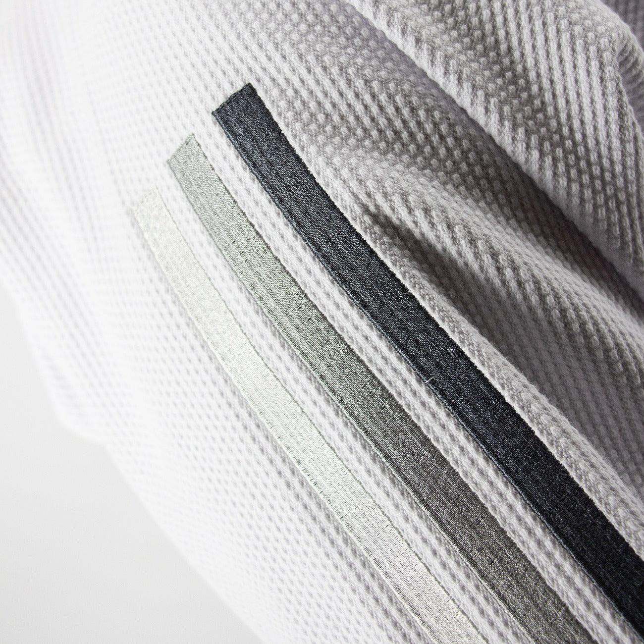 Kimono de JJB Adidas Contest 2.0 en tissu Pearl Wave avec bandes grises dégradées, conception résistante et légère pour Jiu-Jitsu.
