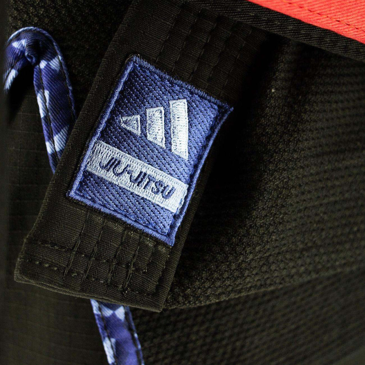 Kimono de JJB Adidas Contest 2.0 noir avec logo brodé bleu et cordon bleu dégradé, tissu ripstop renforcé aux genoux pour jiu-jitsu