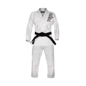 Kimono Jiu Jitsu blanc en coton, avec broderie Venum noire sur la veste et ceinture noire nouée.
