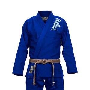 Kimono JJB Venum Contender bleu en coton, avec veste croisée, logo blanc brodé et ceinture marron nouée.