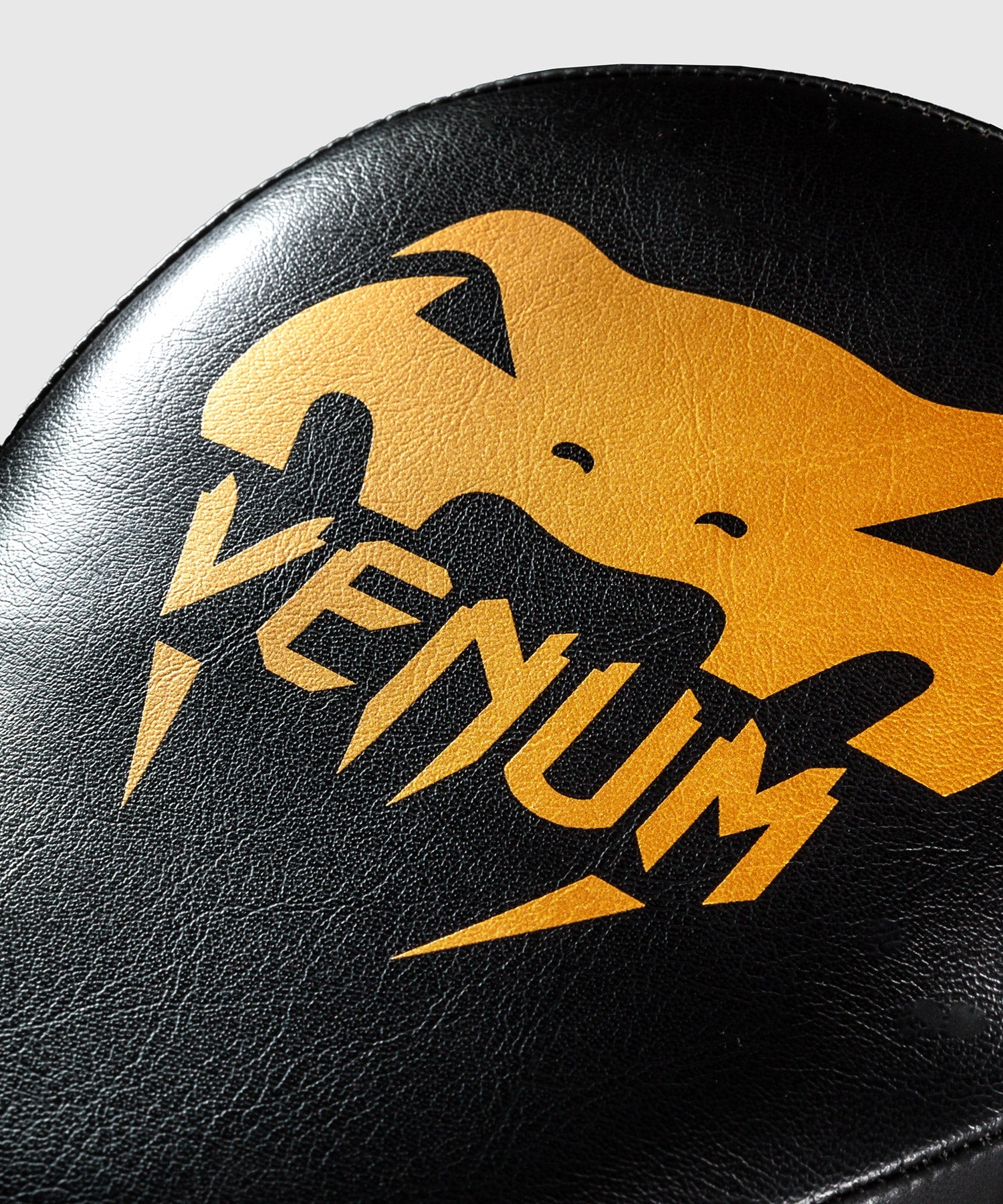 Pattes d'Ours Venum Light Noir/Or disponibles à la Boutique des Arts Martiaux
