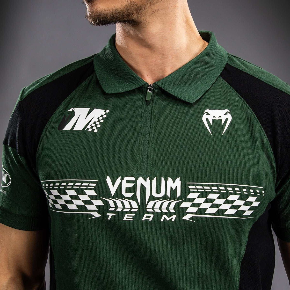Polo Venum Motorsport vert profond en coton à manches courtes avec col zippé et patchs brodés