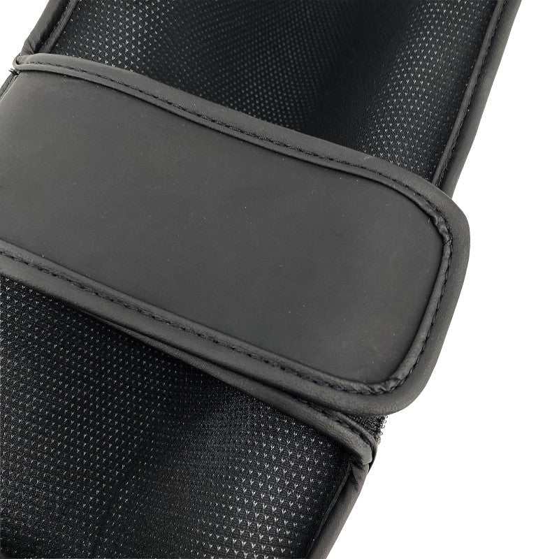 Détail de la matière PU du protège-tibias adidas Shin'N Step Pad
