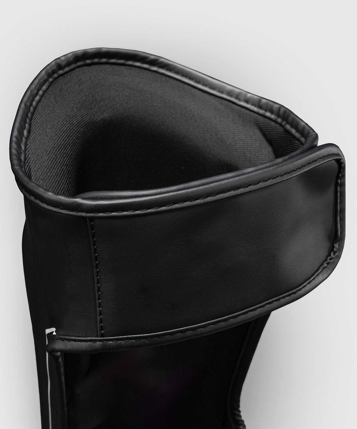 Protège-tibias Venum Stealth noir blanc pour entraînement MMA et Muay Thaï avec mousse multi-densité et fixation triple point