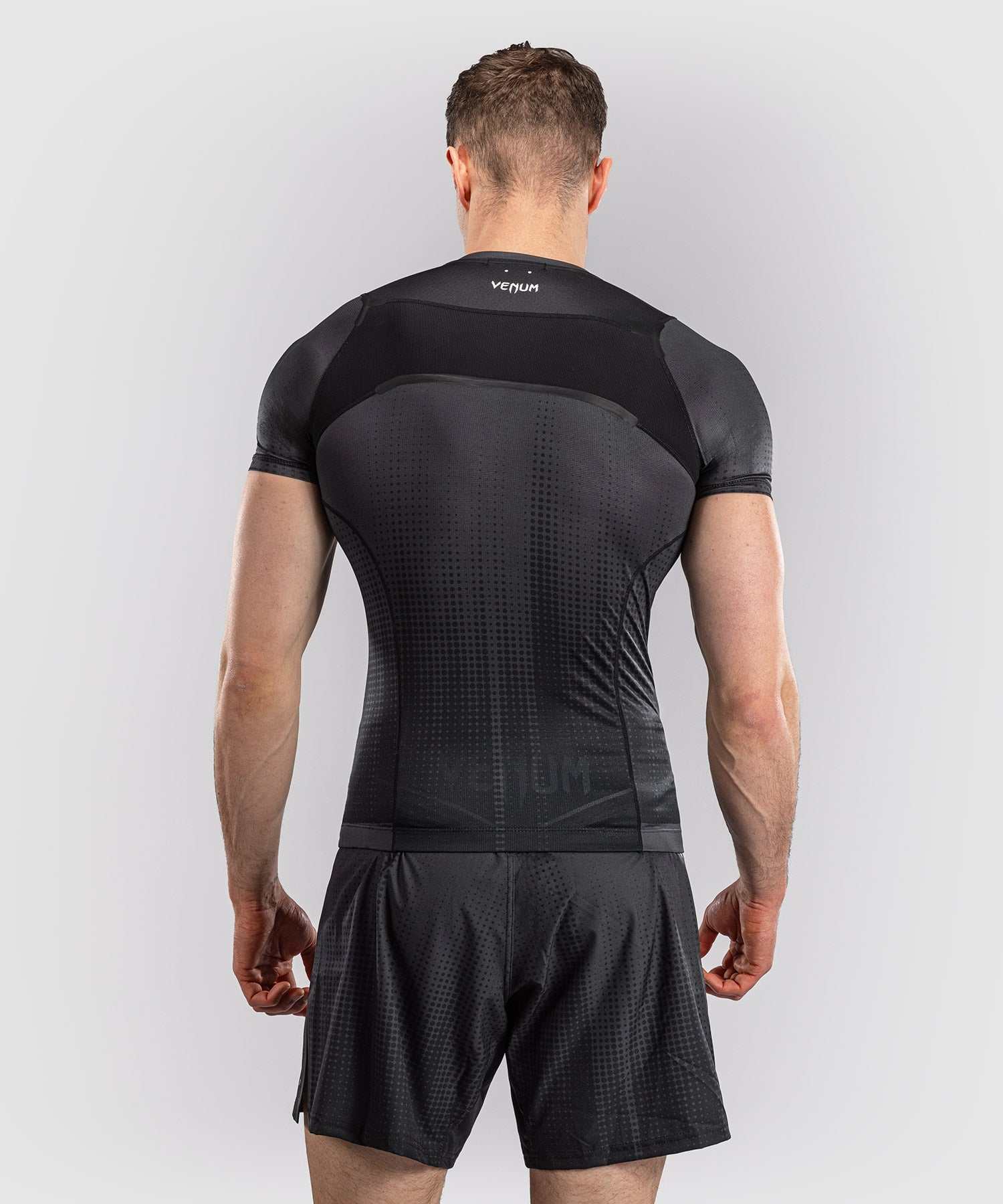Rashguard manches courtes Venum Stealth noir et blanc pour sports de combat et cross training