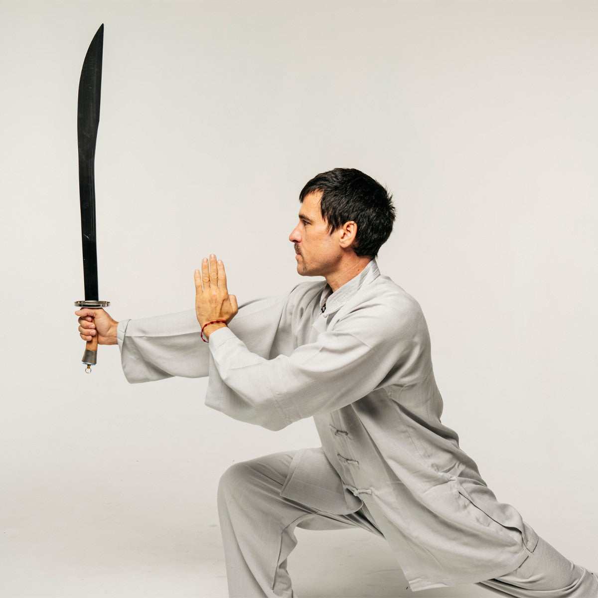 Sabre de Wu Shu FUJIMAE acier rigide présenté dans sa mallette
