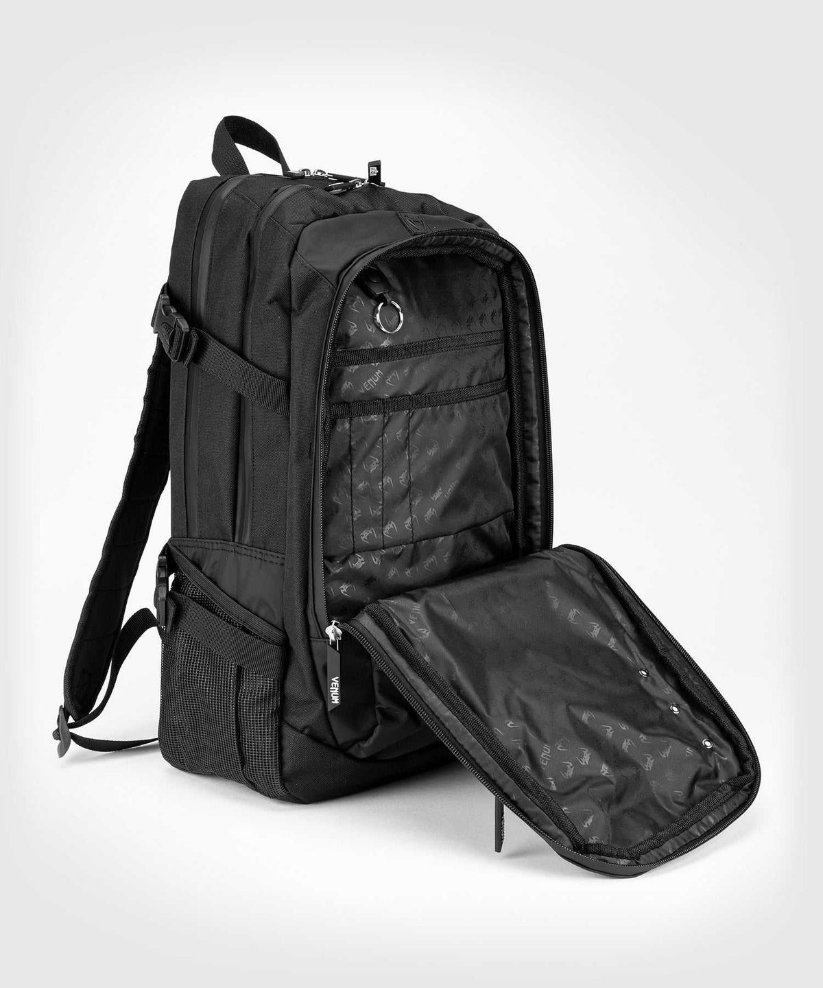 Sac à dos Venum Challenger Pro Evo noir et blanc avec 3 compartiments rembourrés pour sports de combat et usage quotidien