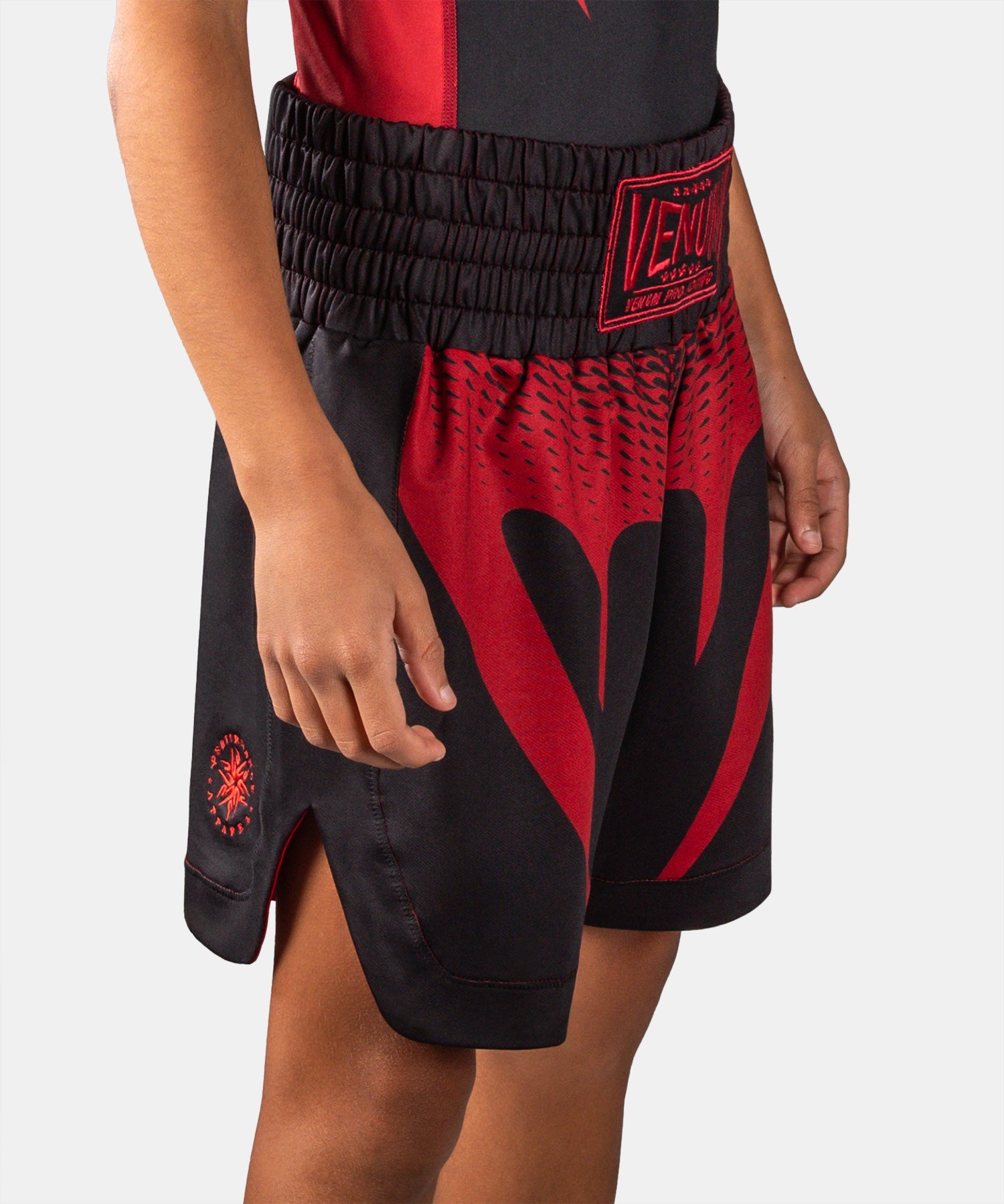 Short de Boxe Venum Attack Kids Noir/Rouge vue de détail