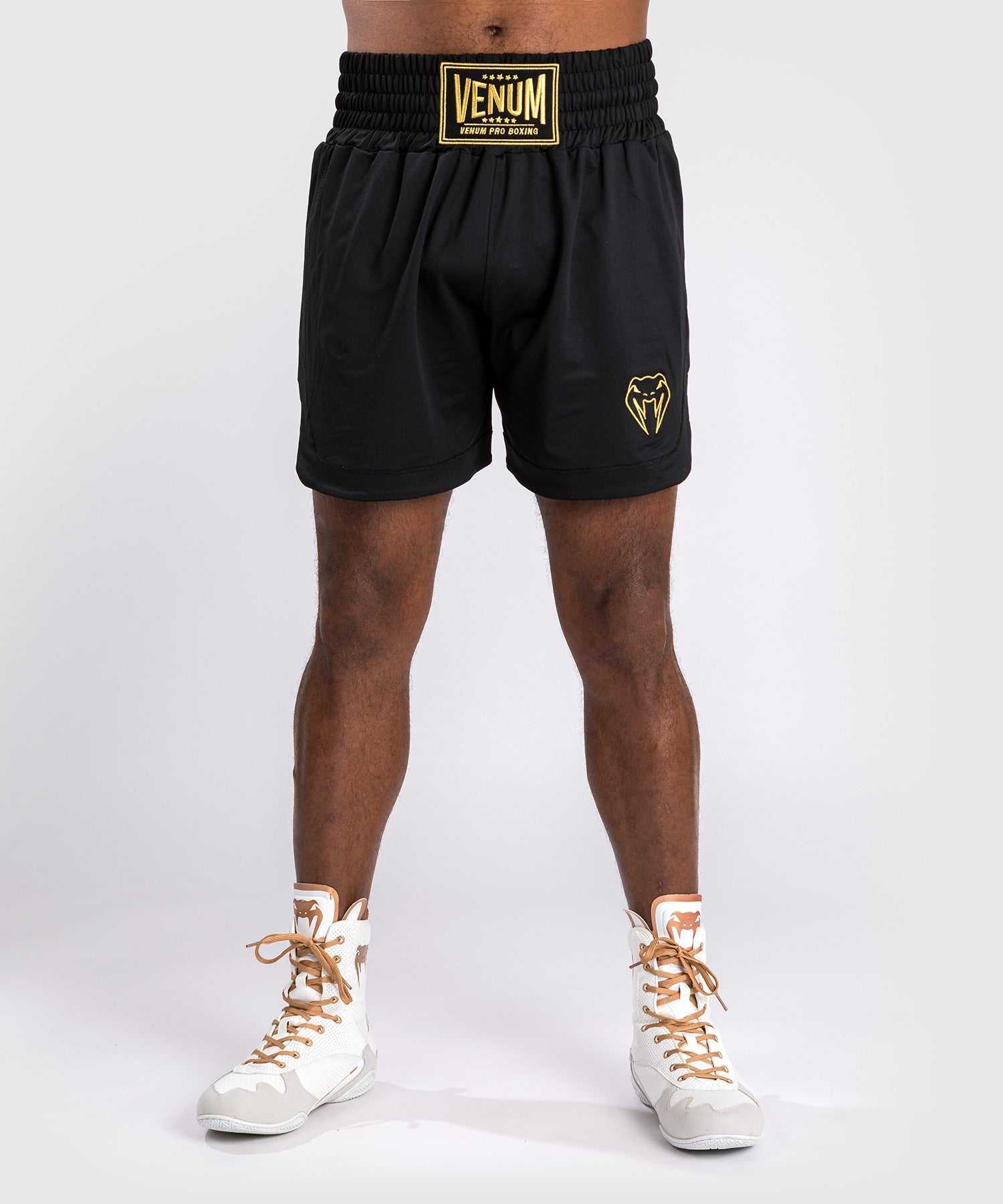 Short de boxe Venum Classic noir et or avec broderies dorées et ceinture large traditionnelle