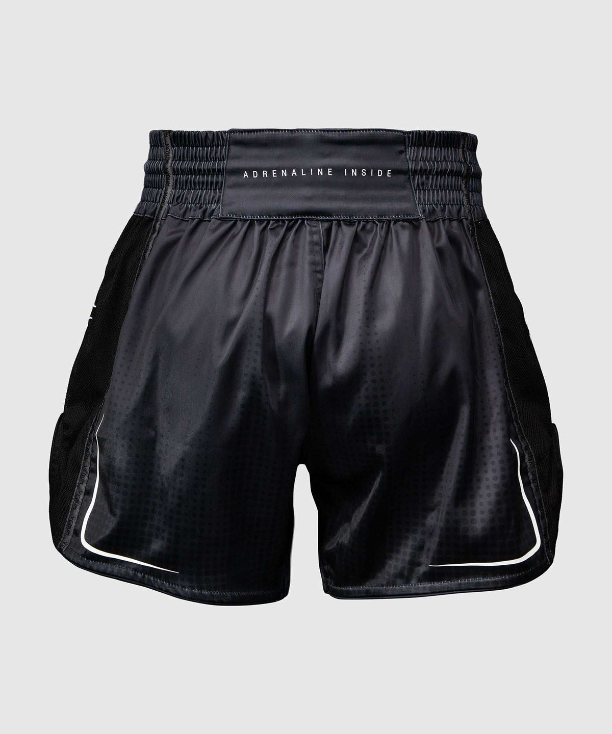 Short Muay Thaï Venum Stealth noir et blanc avec panneaux mesh pour entraînement et compétition