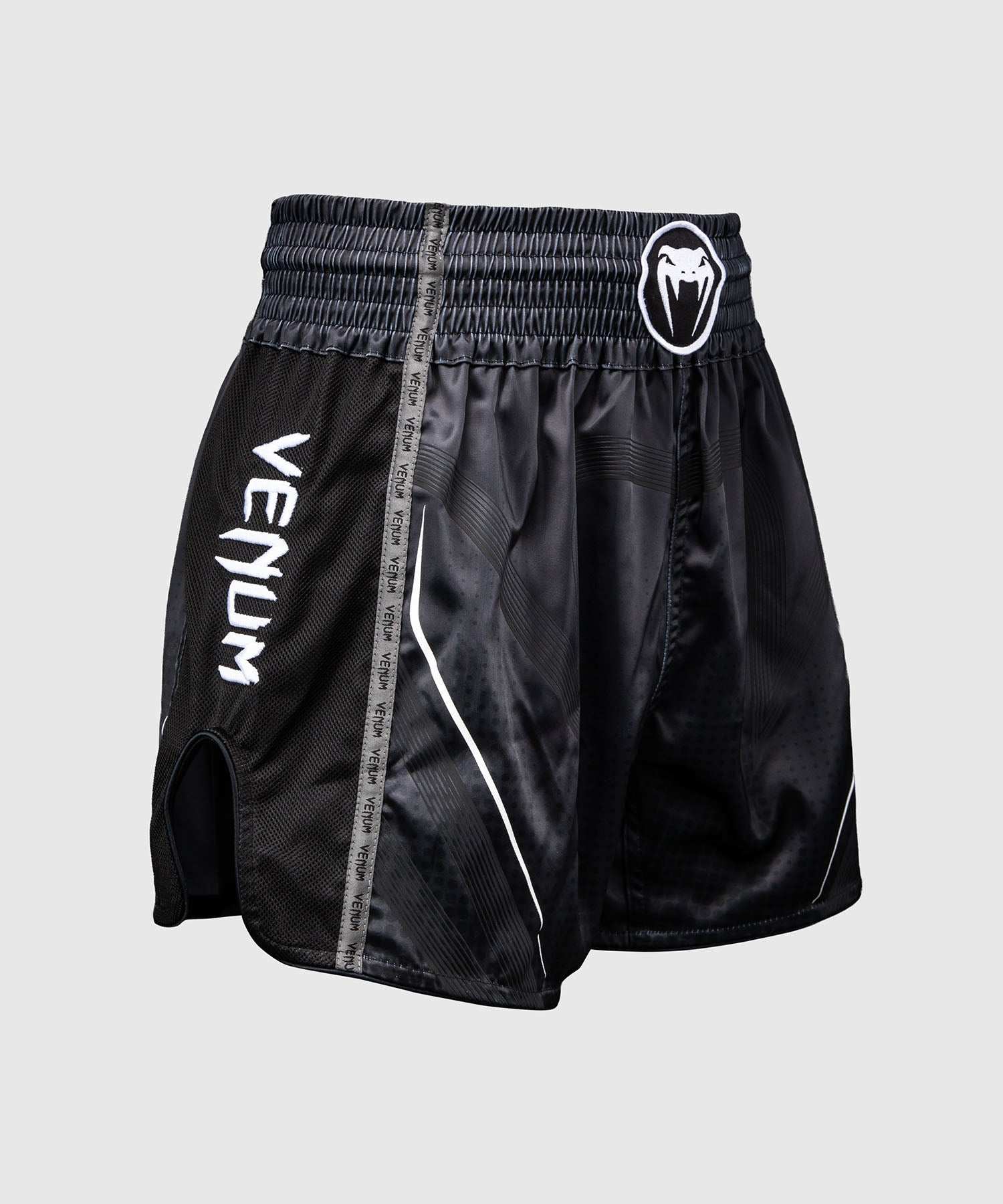 Short Muay Thaï Venum Stealth noir blanc léger et aéré pour entraînement et compétition