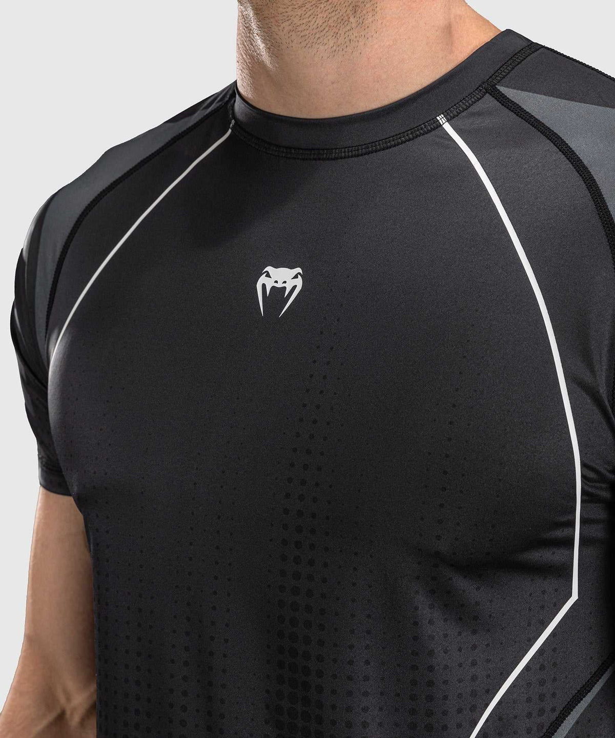T-shirt Venum Stealth noir et blanc en tissu Dry Tech micro-perforé pour entraînement et sports de combat