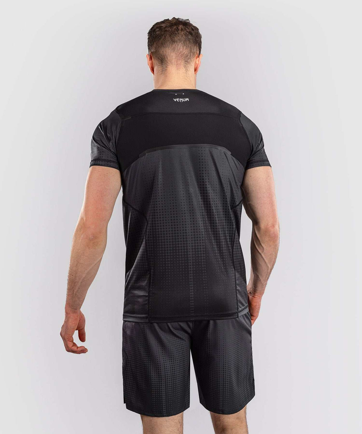 T-shirt Venum Stealth Dry Tech noir et blanc pour entraînement sports de combat