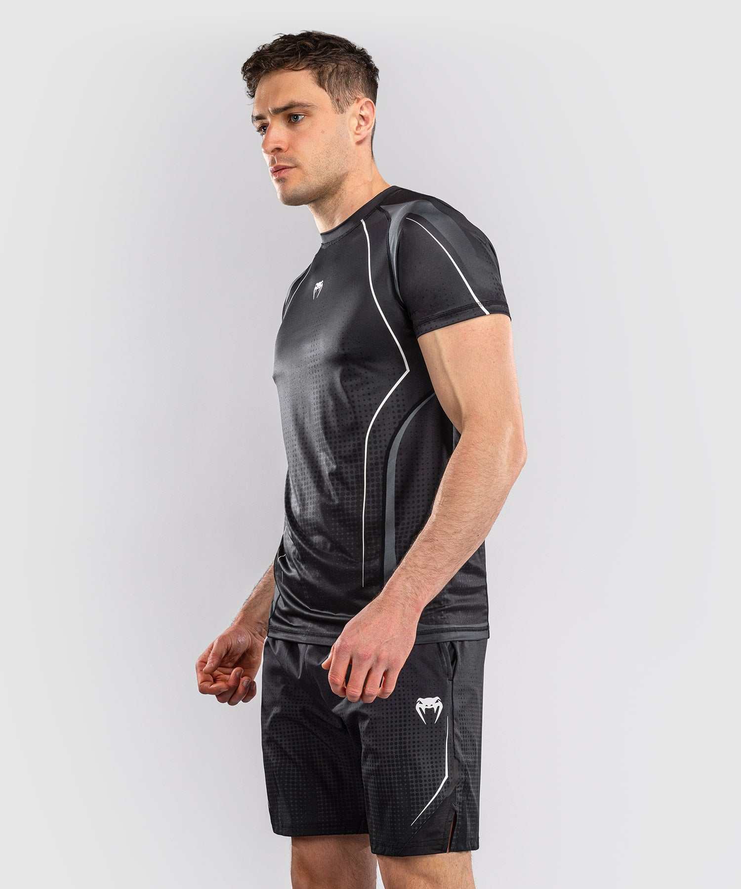 T-shirt Venum Stealth Dry Tech noir et blanc pour entraînement et sports de combat avec tissu micro-perforé