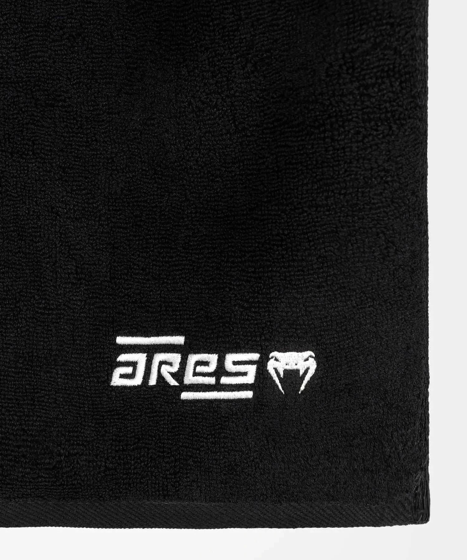 Serviette Venum x Ares noire en coton doux 70x137cm avec logos brodés pour entraînements MMA
