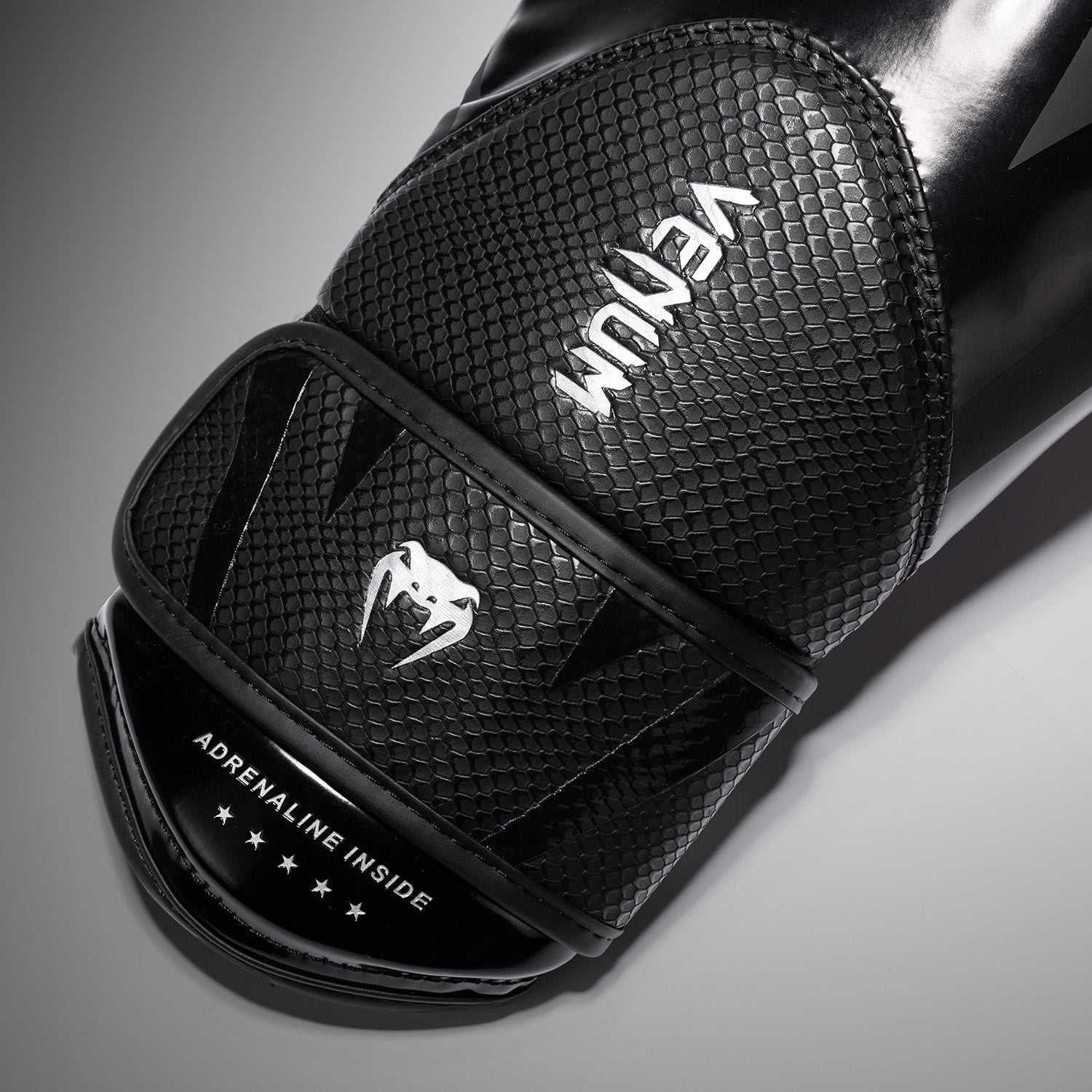 Gants de boxe Venum Challenger 4.0 Scales noirs à texture effet écailles pour boxe et Muay Thaï