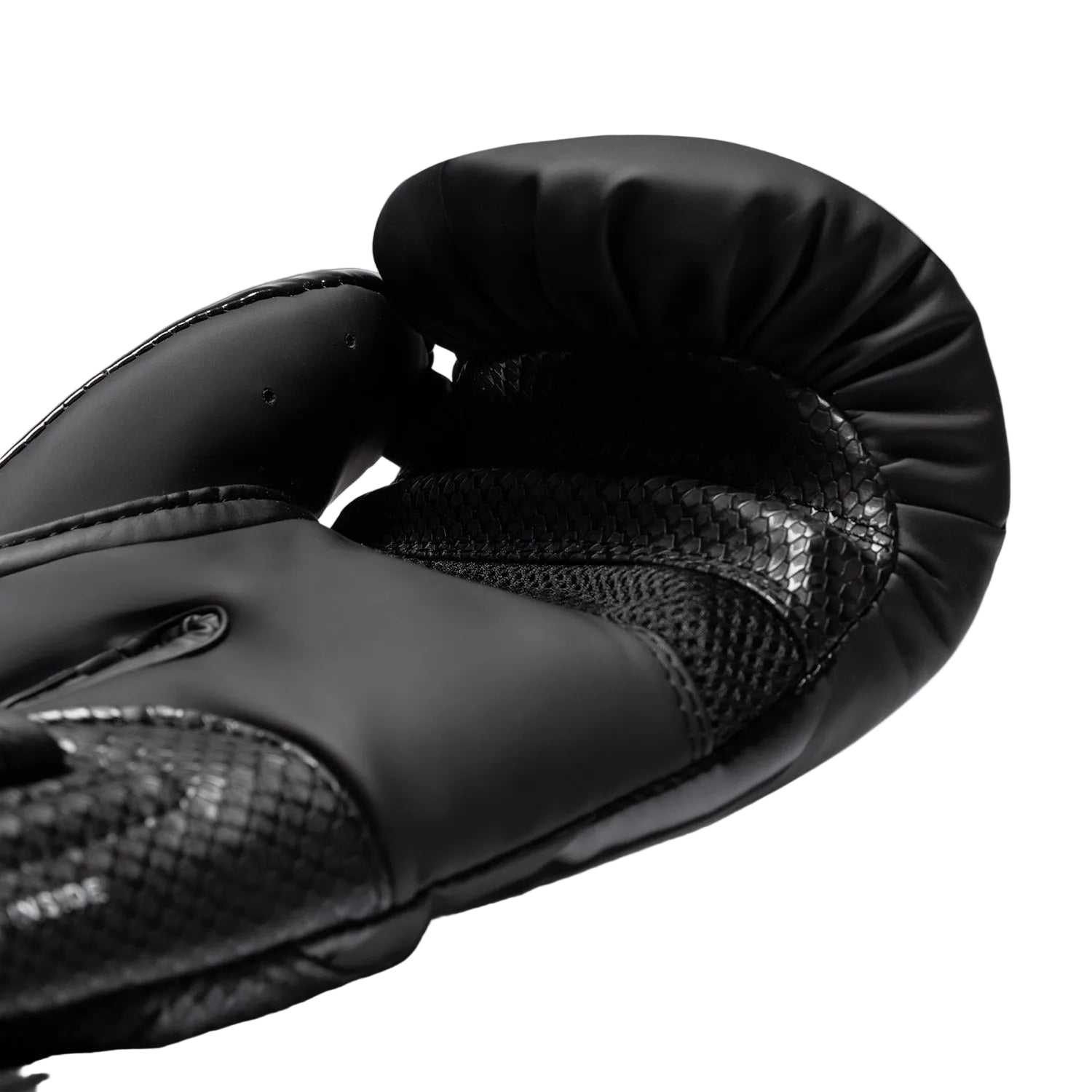 Gants de boxe Venum Challenger 4.0 Scales noir avec texture écailles et velcro large.