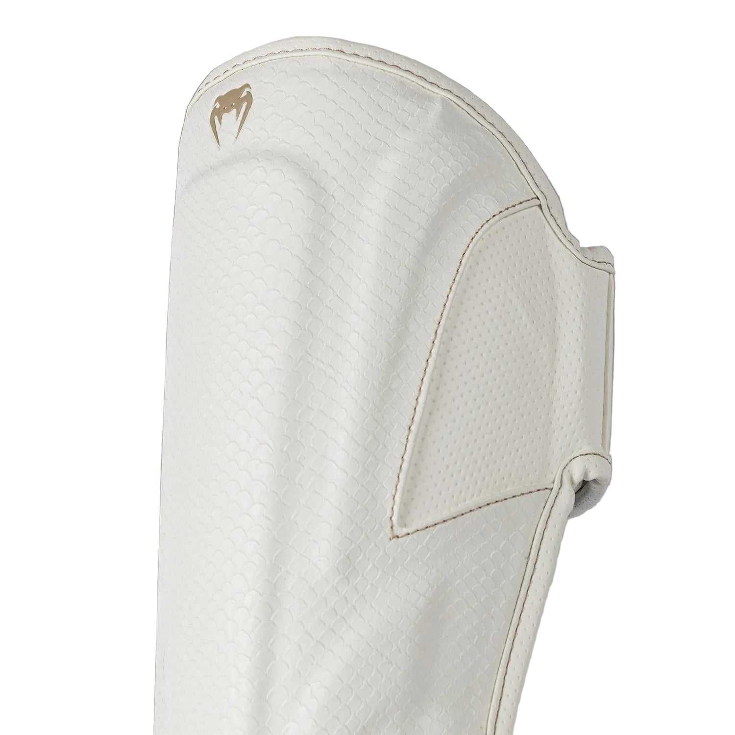 Protège-tibias Venum Impact Evo Scales ivoire en cuir premium avec renforts pour boxe thaï et MMA