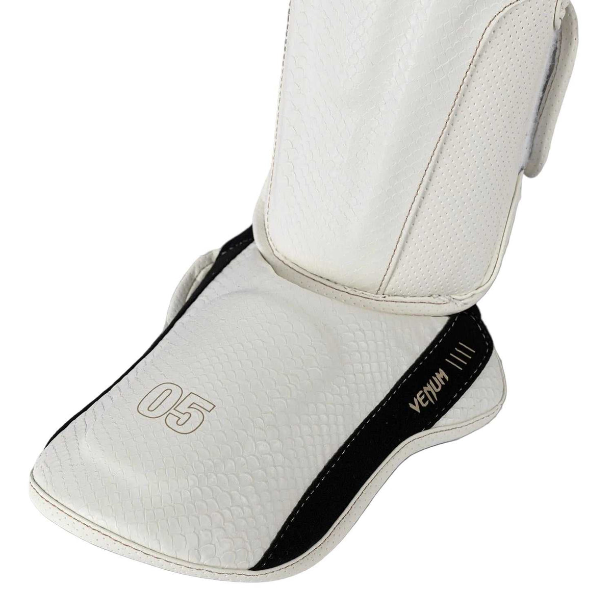 Protège-tibias Venum Impact Evo Scales ivoire en cuir Skintex, protection renforcée pour boxe thaï, kickboxing et MMA.