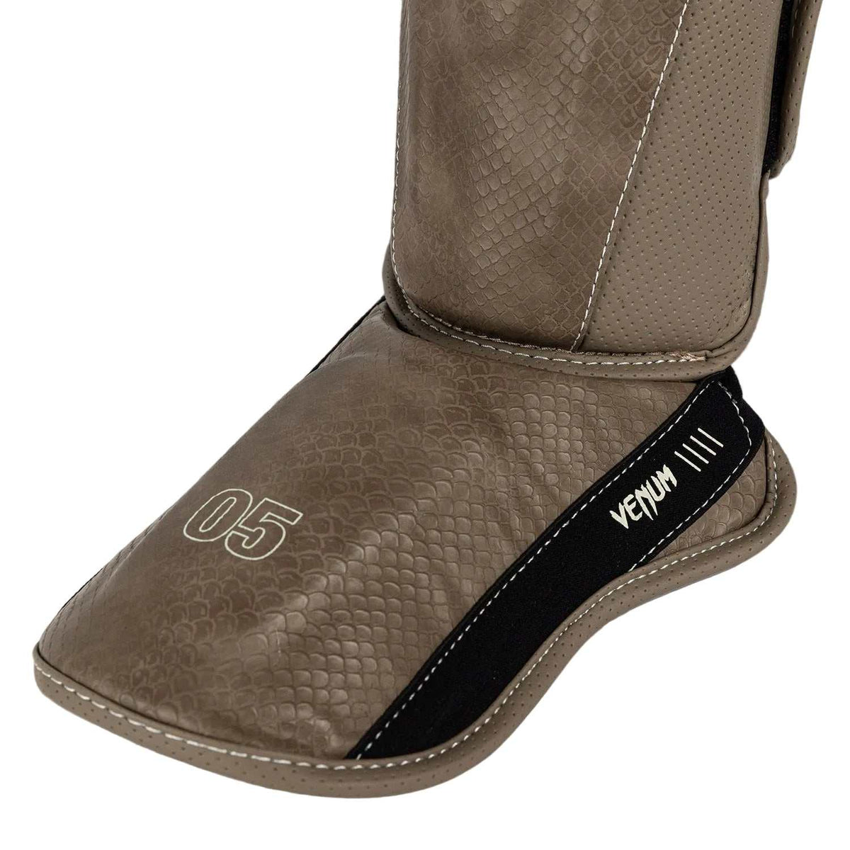 Protège-tibias Venum Impact Evo Scales marron en cuir pour kickboxing et MMA avec maintien velcro renforcé