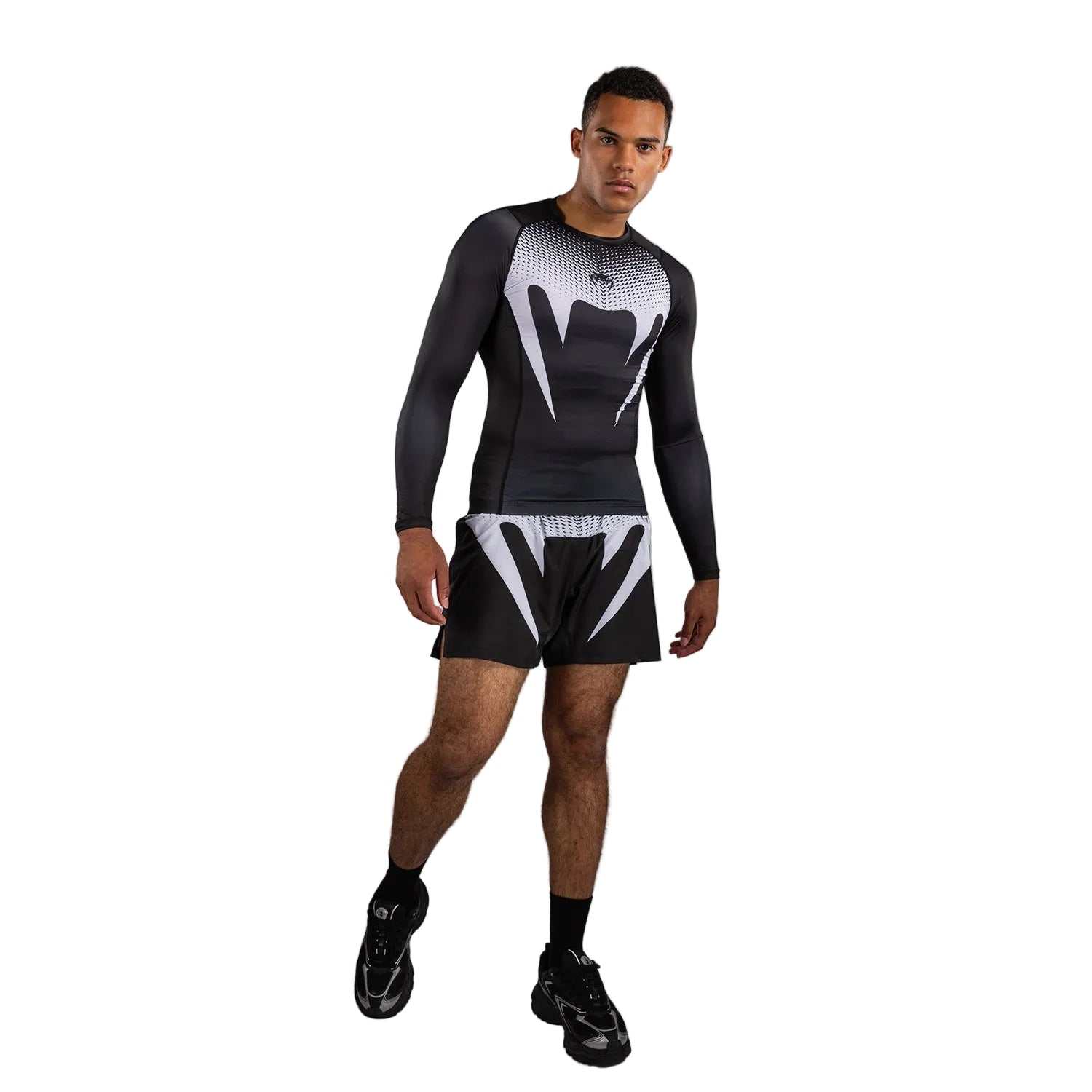 Rashguard JJB manches longues Venum No Gi noir et blanc homologué IBJJF pour jiu-jitsu et MMA
