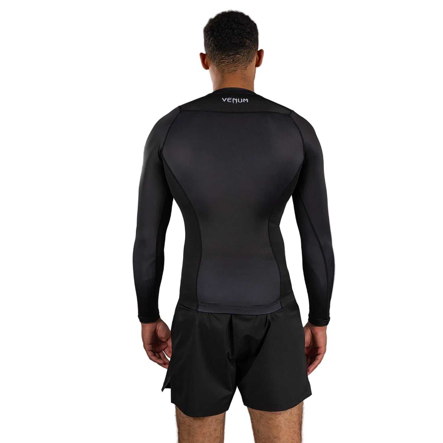 Rashguard JJB manches longues Venum noir et blanc homologué IBJJF pour jiu-jitsu et MMA